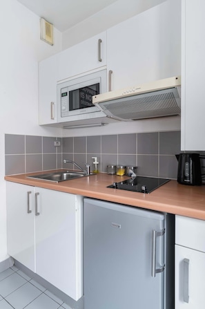 Fridge, microwave, stovetop, coffee/tea maker