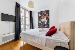 Iron/ironing board, WiFi, bed sheets