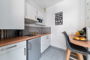 Réfrigérateur, micro-ondes, plaque de cuisson, cafetiÚre/bouilloire