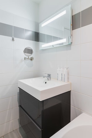 Shower, hair dryer, towels