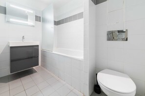Doccia, asciugacapelli, asciugamani, shampoo
