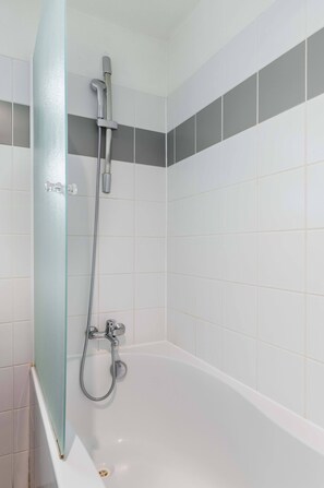 Dusche, Haartrockner, Handtücher, Shampoo