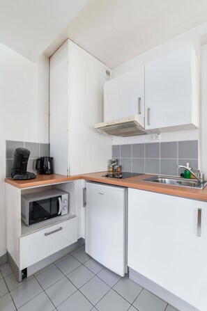 Kühlschrank, Mikrowelle, Herdplatte, Wasserkocher mit Kaffee-/Teezubehör