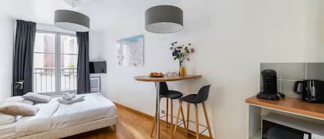 Iron/ironing board, WiFi, bed sheets
