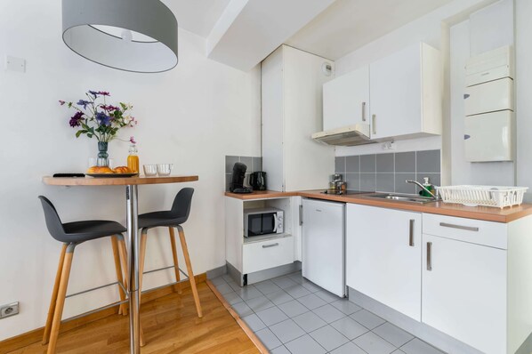 Fridge, microwave, stovetop, coffee/tea maker