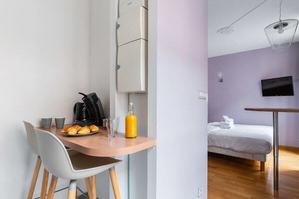 Iron/ironing board, WiFi, bed sheets