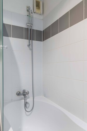 Shower, hair dryer, towels, shampoo