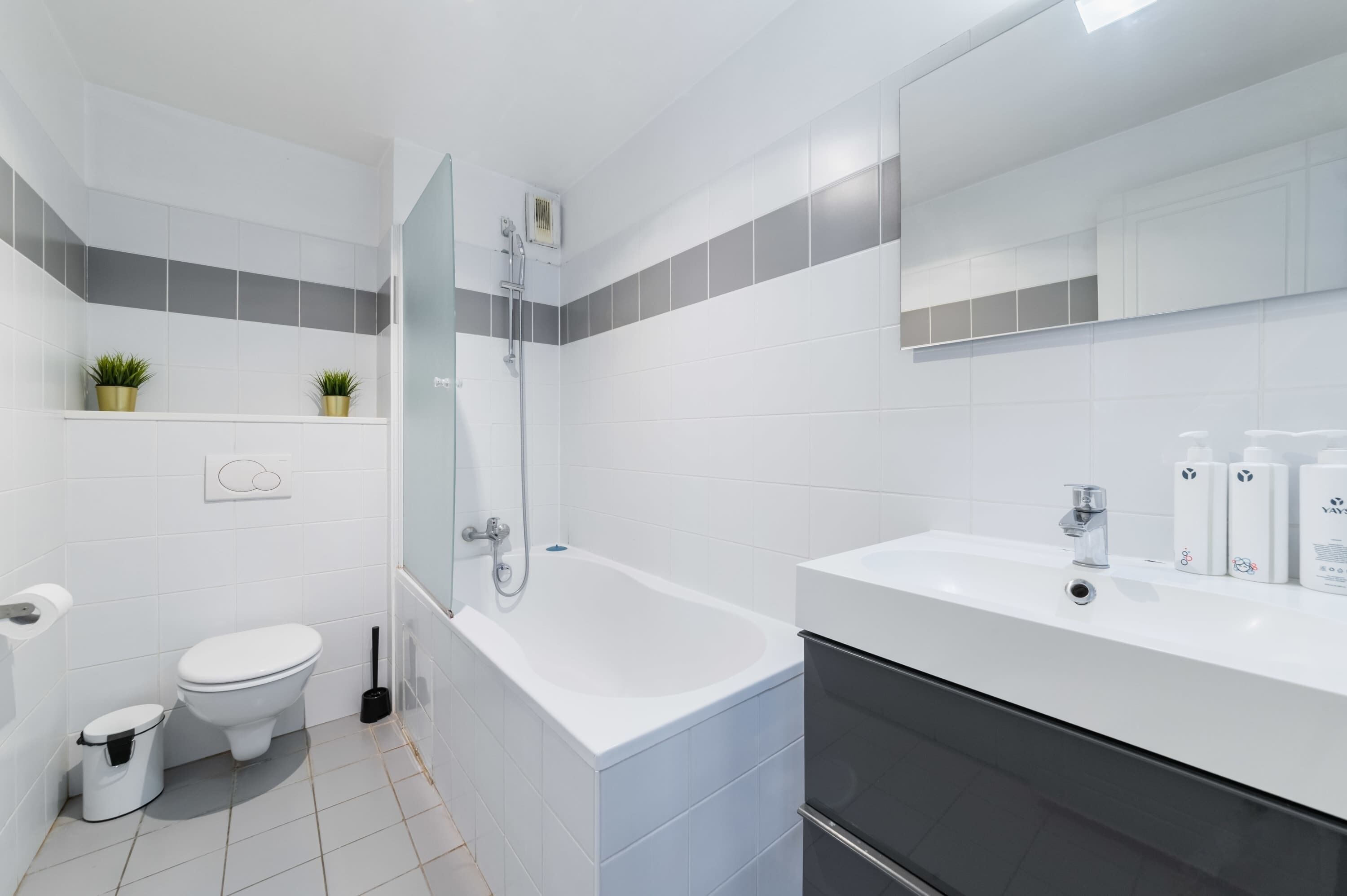 Douche, sèche-cheveux, serviettes fournies, shampoing