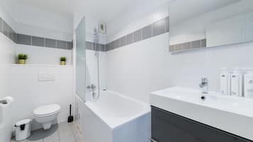 Douche, sèche-cheveux, serviettes fournies, shampoing