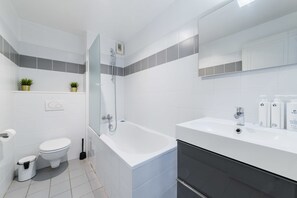 Suihku, hiustenkuivaaja, pyyhkeet