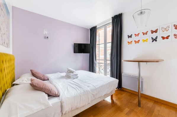 Iron/ironing board, WiFi, bed sheets