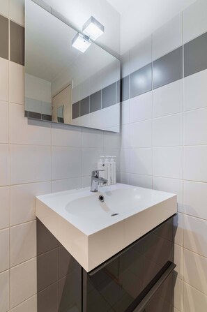 Shower, hair dryer, towels, shampoo
