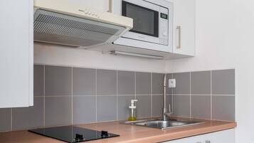 Réfrigérateur, micro-ondes, plaque de cuisson, cafetière/bouilloire