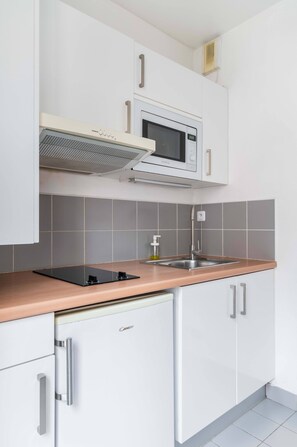 Fridge, microwave, stovetop, coffee/tea maker
