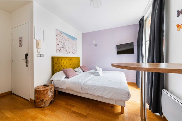 Silitysrauta/-lauta, Wi-Fi, vuodevaatteet