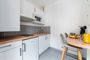 Jääkaappi, mikroaaltouuni, liesi, kahvin-/teenkeitin