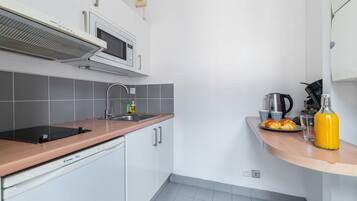 Réfrigérateur, micro-ondes, plaque de cuisson, cafetiÚre/bouilloire