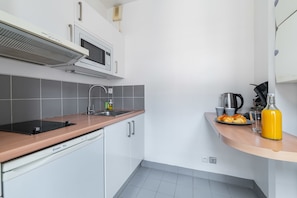Fridge, microwave, stovetop, coffee/tea maker