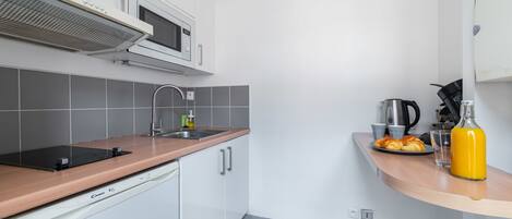 Kjøleskap, mikrobølgeovn, kokeplater og kaffetrakter/tekoker