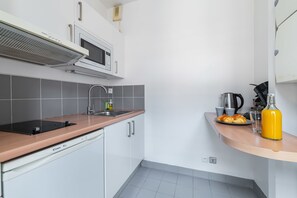 Fridge, microwave, stovetop, coffee/tea maker