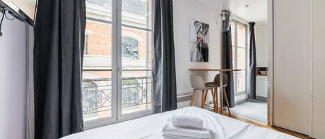 Iron/ironing board, WiFi, bed sheets