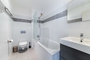 Shower, hair dryer, towels, shampoo - 304 - Charmant studio jardins des plantes -Paris 5 (Paris)