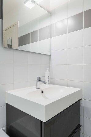 Dusj, hårføner og håndklær