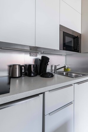 Refrigerador, microondas, parrilla de estufa y tetera eléctrica 