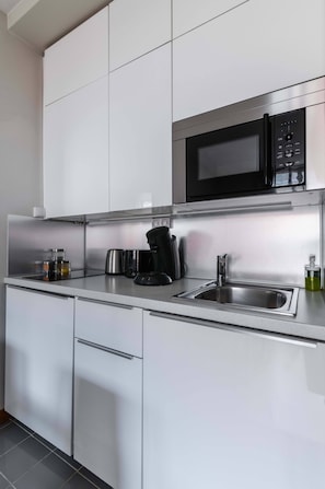 Refrigerador, microondas, parrilla de estufa y tetera eléctrica
