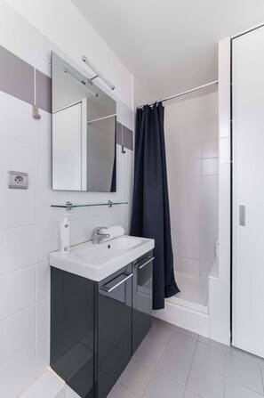 Shower, hair dryer, towels