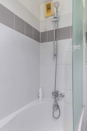 Dusche, Haartrockner, Handtücher, Shampoo
