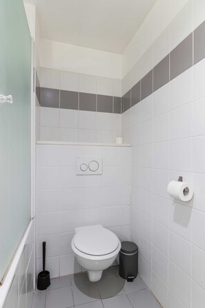 Dusche, Haartrockner, Handtücher, Shampoo