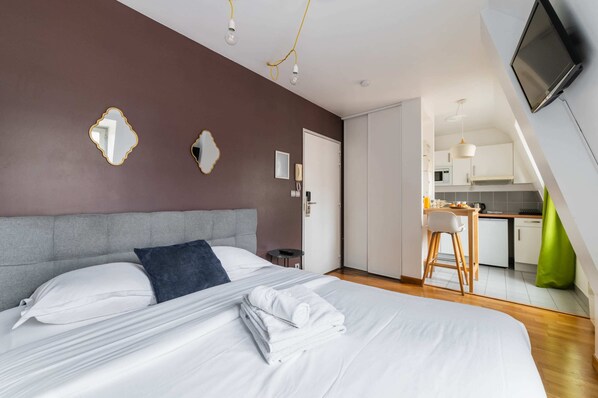 Iron/ironing board, WiFi, bed sheets