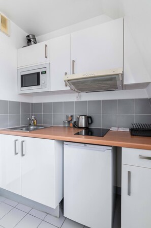 Kühlschrank, Mikrowelle, Herdplatte, Wasserkocher mit Kaffee-/Teezubehör