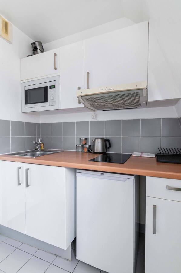 Refrigerador, microondas, parrilla de estufa y cafetera y tetera 