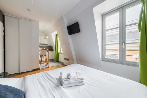 Iron/ironing board, WiFi, bed sheets