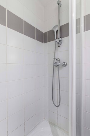 Shower, hair dryer, towels, shampoo