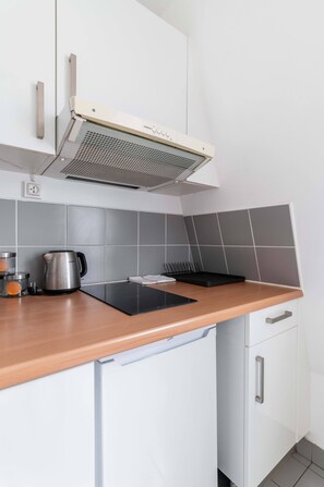 Fridge, microwave, stovetop, coffee/tea maker