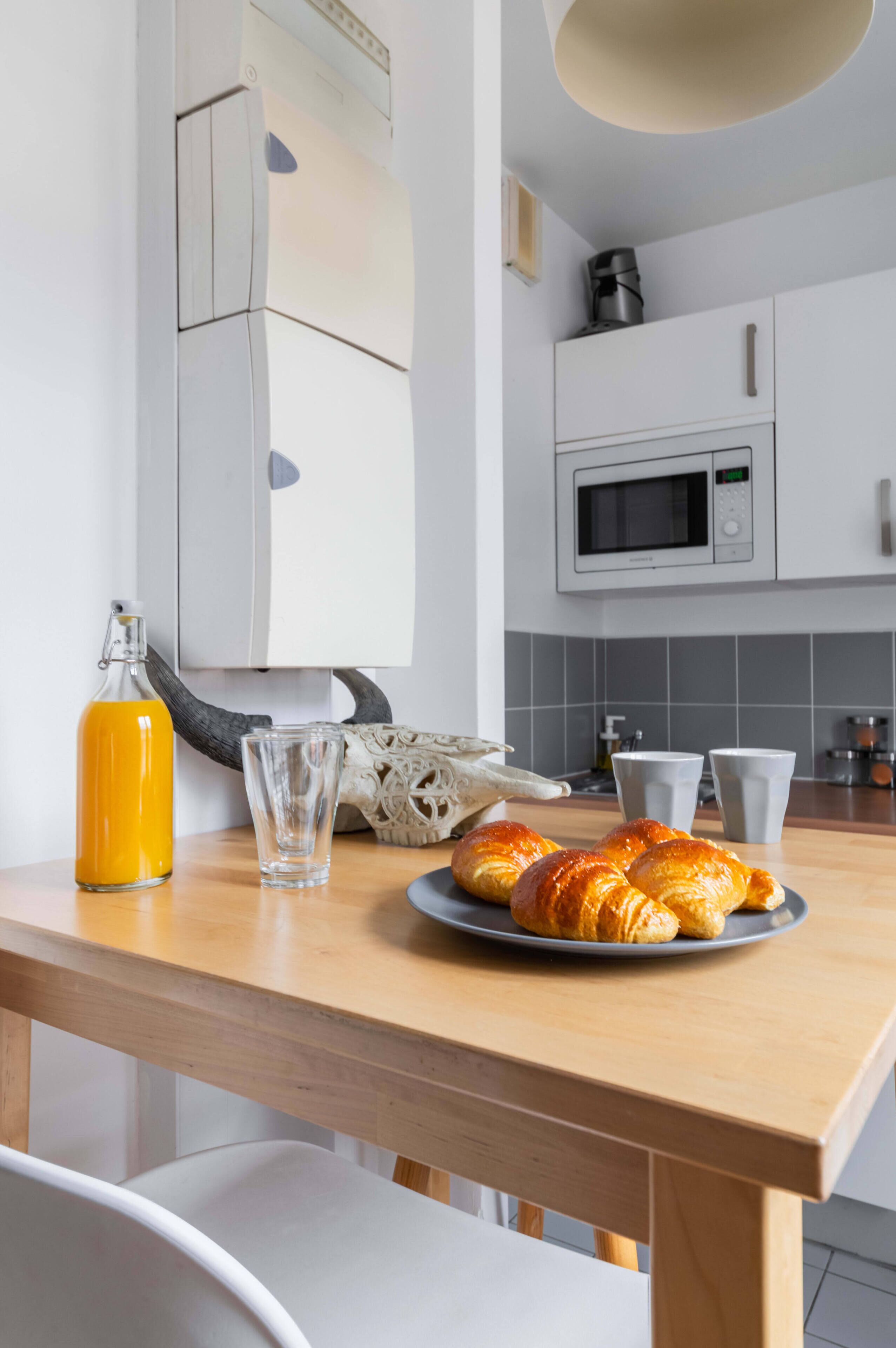 Réfrigérateur, micro-ondes, plaque de cuisson, cafetière/bouilloire