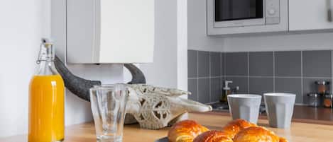 Réfrigérateur, micro-ondes, plaque de cuisson, cafetiÚre/bouilloire