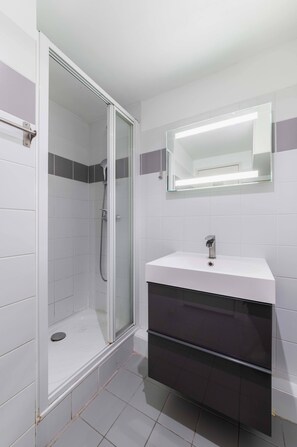 Shower, hair dryer, towels - 505- Charmant studio jardins des plantes -Paris 5 (Paris)