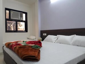 Hypo-allergenic bedding, free WiFi, bed sheets - Hotel Chouhan Paradise Ajmer (Ajmer)