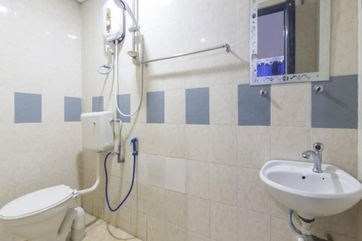 Un baño con inodoro, lavabo y ducha.