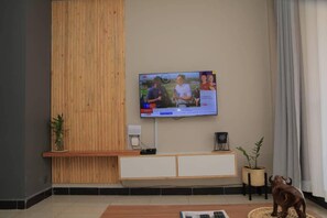 Apartamento Deluxe, vistas a la colina | Zona de estar | Una televisión de pantalla plana