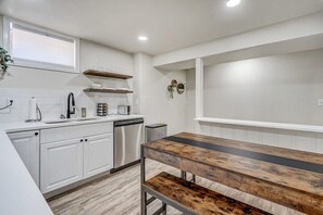 Kühlschrank, Mikrowelle, Herdplatte, Geschirrspüler