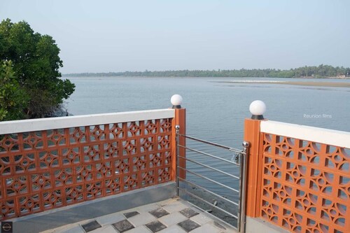 Reunion Ocean Tides- Room111 - Beach Cottages