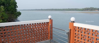 Reunion Ocean Tides- Room111 - Beach Cottages