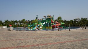 Un parc aquatique avec des toboggans et des aires de jeux.