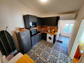 Réfrigérateur, four, plaque de cuisson, grille-pain