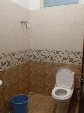 Doccia, soffione a pioggia, asciugamani, sapone